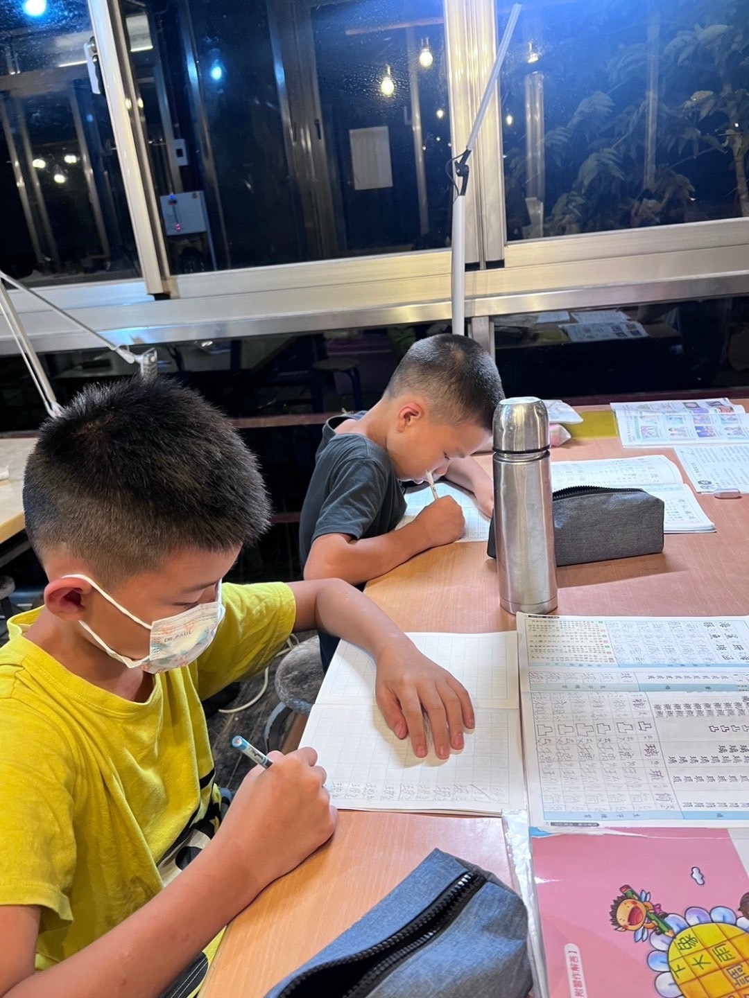 孩子們在課輔教室裡專心學習
